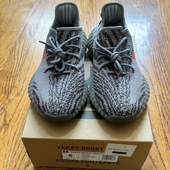 Yeezy Boost 350 Beluga v2 - Picture 15 of 16